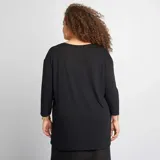 Camiseta de manga larga negra con cuello de pico.