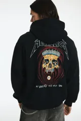 Canguro negro de corte holgado con capucha forrada, bolsillo tipo canguro y estampa frontal del logo de la banda Metallica en color blanco.