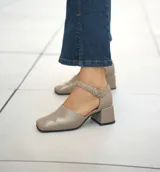 Zapato de cuero vacuno color gris, con taco de madera forrado y hebilla en la pulsera.
