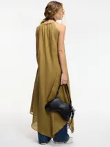 Vestido negro con escote en V y breteles finos. Corte evasé amplio con caída en picos.