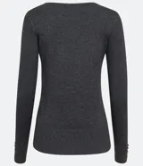 Suéter de punto color verde, con cuello barco, mangas largas y textura acanalada.