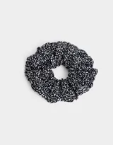Maxi scrunchie de tela plisada con estampado animal print en blanco y negro.