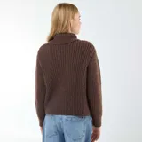 Sweater de punto marrón con cuello alto, cierre de cremallera metálica y mangas largas.