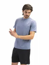 Remera deportiva de manga corta, color azul jaspeado, con cuello redondo y un pequeño logo bordado en el pecho.