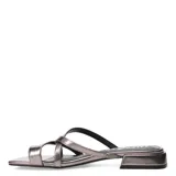 Sandalias bajas plateadas con tiras cruzadas y detalle de hebilla.