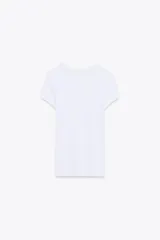 Camiseta rosa de viscosa, corte slim fit, cuello redondo y manga corta.