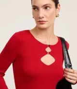 Blusa marrón de mangas largas confeccionada en viscosa, con cuello redondo y aberturas circulares en el busto con detalles metalizados.