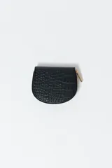 Monedero negro con textura tipo cocodrilo y cierre dorado con cremallera.