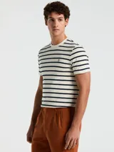 Remera de hombre Original Penguin con diseño de rayas horizontales blancas y azul marino, confeccionada en tejido de punto jersey de algodón orgánico. Presenta cuello redondo acanalado y logo bordado en el pecho.
