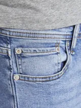 Jean de cinco bolsillos de calce slim fit con tiro bajo, rodilla ajustada y abertura de pierna ceñida. Tejido de sarga super stretch azul denim.