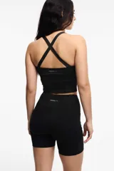 Top deportivo color rosa con espalda baja y copas removibles.