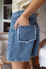 Short de denim color crudo, de calce relajado y cintura media.