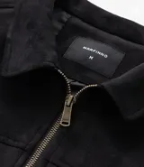 Campera marrón con cierre frontal, cuello inglés, bolsillos laterales y bajo con elástico. Presenta detalles de recortes en la parte superior. Marca Marfinno.