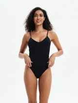 Musculosa negra de breteles finos y corte ajustado.