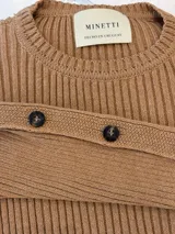 Sweater color camel de tejido de punto acanalado, con cuello redondo y mangas largas con botones decorativos. Hecho en Uruguay.