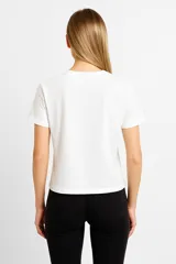 Remera blanca de algodón, manga corta, cuello redondo y corte holgado.
