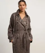 Trench coat largo color marrón con efecto teñido, cuello inglés, manga larga, cierre doble con botones delanteros y cinto para lazo en la cintura.