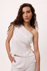 Top azul de un hombro con volados y confeccionado en lino y algodón.