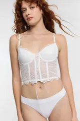 Corset blanco de encaje con copas preformadas, ballenas y tirantes regulables.