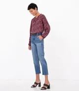 Blusa ancha de viscosa con cuello mao y mangas largas con puños elásticos. Estampado de flores en tonos borgoña y negro.