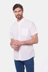 Camisa celeste de lino y algodón, de manga corta, con cuello abotonado y bolsillo en el pecho.