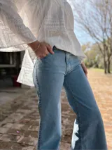 Pantalón de jean celeste de corte wide leg, tiro alto y material elastizado.