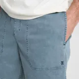 Bermuda de hombre color celeste con bolsillos laterales y traseros.