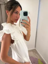 Vestido midi blanco con escote en V, abotonado al frente, mangas cortas con volados y falda evasé.