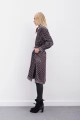 Kimono midi estampado con mangas largas y lazo en la cintura.