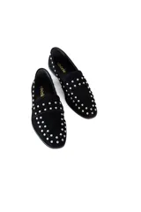 Mocasines negros de gamuza con tachas metálicas plateadas.