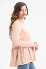 Camiseta color beige de manga larga con corte peplum.