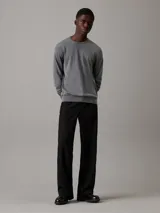 Sweater gris de Calvin Klein confeccionado en seda y algodón orgánico. Tiene cuello redondo y logo monograma de Calvin Klein estampado en el pecho.