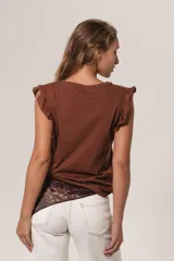 Musculosa marrón con escote en V y volados en los hombros.