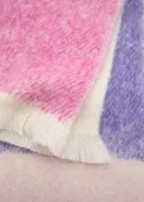 Bufanda larga con flecos en los extremos y diseño a rayas horizontales en tonos verde, beige y marrón.