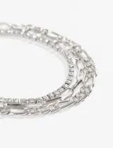 Set de tres pulseras plateadas con diferentes tipos de cadenas: una de eslabones grandes, otra de eslabones pequeños y una con strass.