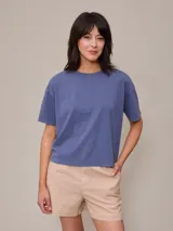 Remera azul de algodón con cuello redondo y mangas cortas.