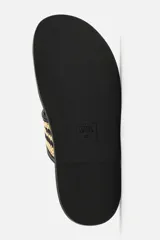 Sandalias negras con dos tiras trenzadas en color beige.