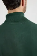 Sweater de punto verde oscuro, con cuello alto y mangas largas.