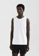 Musculosa básica blanca de algodón.