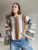 Sweater tejido de punto con rayas verticales en tonos marrón, azul, verde y beige, con mangas anchas acampanadas.
