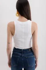 Musculosa gris jaspeado con cuello redondo y bordado de una margarita en el centro.