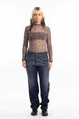 Remera de lycra traslúcida con cuello alto y estampado de leopardo.