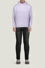 Buzo negro con capucha y bolsillo tipo canguro. Estampado pequeño en el pecho con un sol, una palmera y olas.