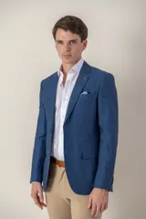 Saco de vestir azul de lino con corte slim fit y medio forro.