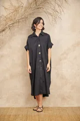 Camisa extra larga color beige, estilo vestido, confeccionada con botones tipo prendedor.