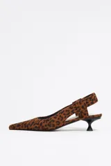 Zapato destalonado con estampado animal print, punta fina, escote cuadrado y tacón kitten.
