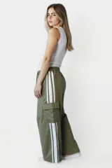 Musculosa blanca de algodón con cuello redondo y corte ajustado.