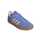 Championes Adidas VL Court 3.0, color celeste con detalles en rosa y suela marrón.