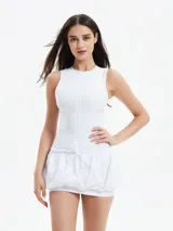 Minivestido negro con escote redondo y cierre frontal con cremallera. Presenta corte ajustado en el torso y falda corta abullonada con cordón ajustable en la cintura.
