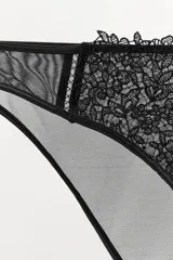 Braguita tiro alto de tejido mesh color negro, con cintura elástica y aplicación de encaje floral en la parte delantera.